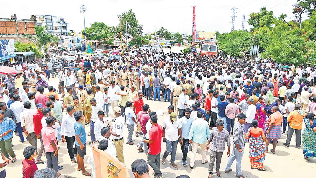 ఆ హత్యలకు కారణం పోలీసు లాలూచీ