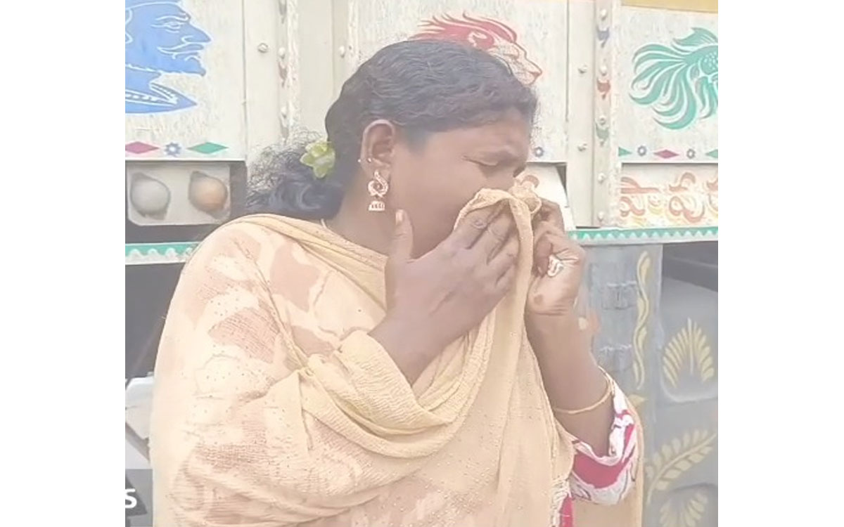 గోదావరి వంతెనపై మహిళ ఆత్మహత్యాయత్నం