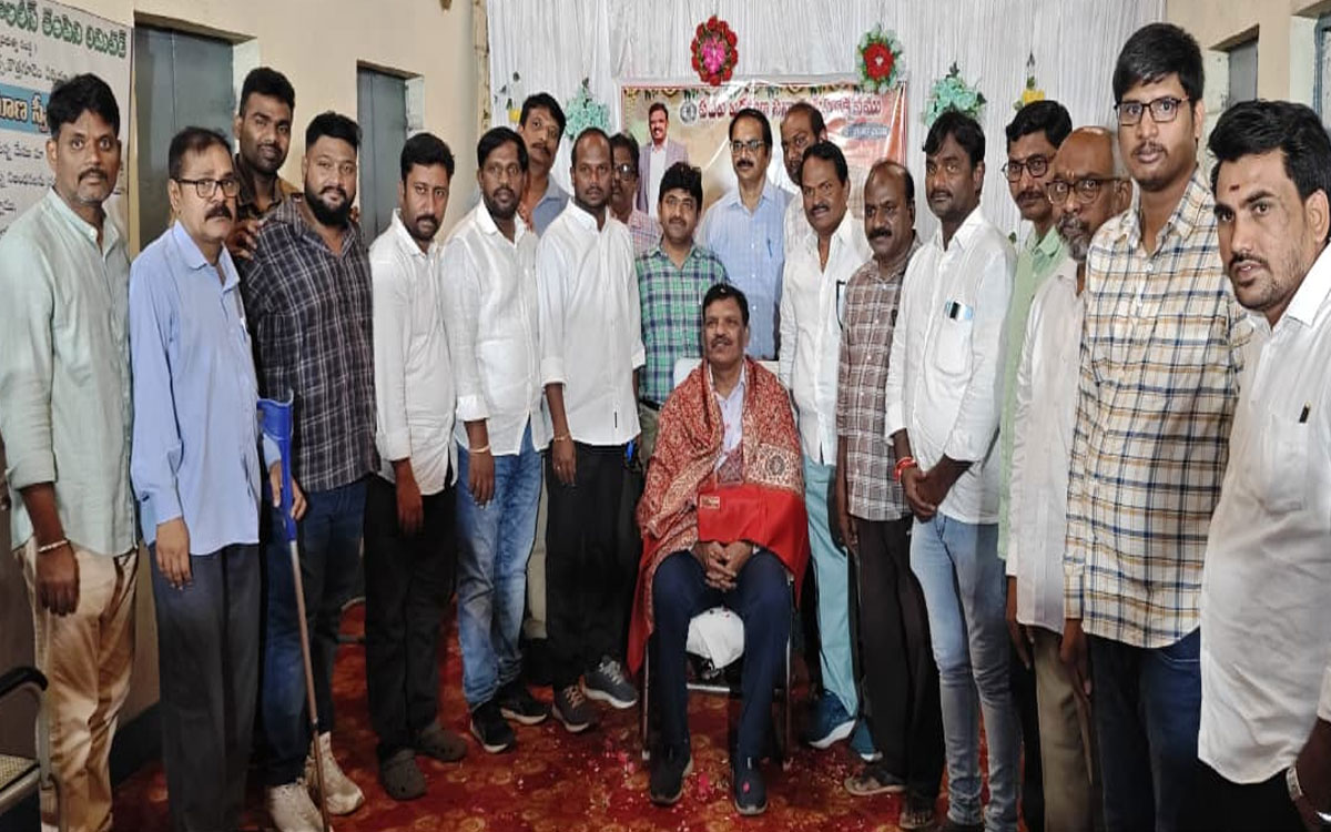 షాలెం రాజుకు ఏరియా స్టోర్స్ అధికారులు, ఉద్యోగుల స‌న్మానం