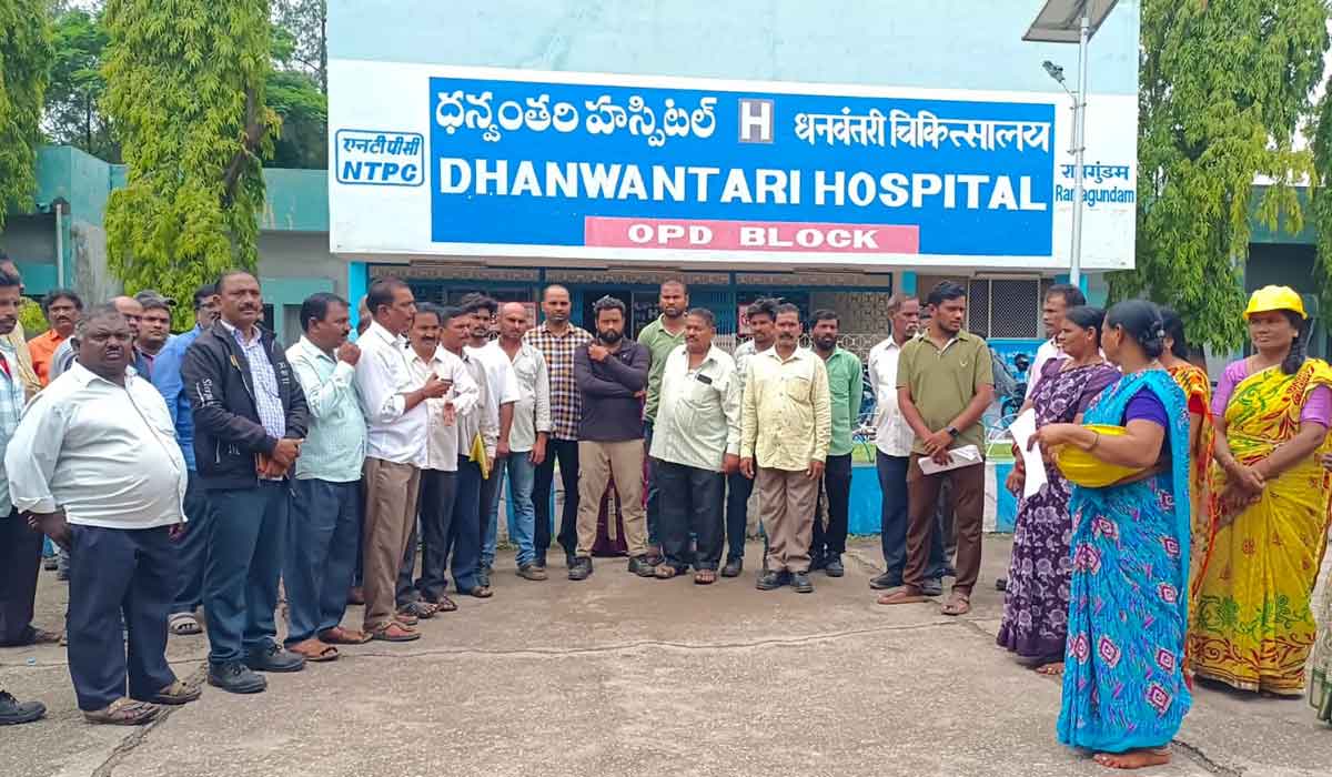 Ramagundam | మెడికల్‌ టెస్ట్‌ల పేరుతో యాజమాన్యం వేధింపులు.. ఎన్‌టీపీసీ కాంట్రాక్ట్‌ కార్మికులు