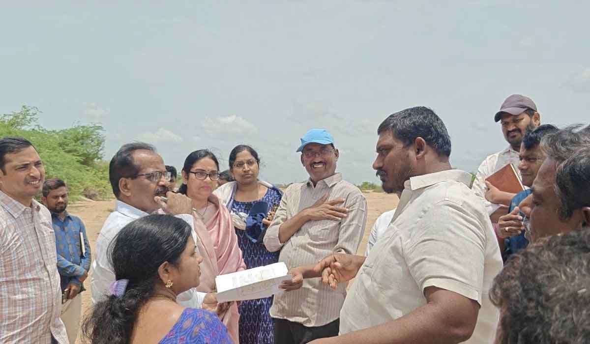 Chigurumamidi | ఇసుక తవ్వకాలపై మోయ తుమ్మెద వాగును పరిశీలించిన అధికారులు