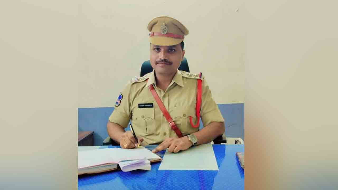 SI Arrest | మహిళలపై లైంగిక దాడులు, బెదిరింపులకు పాల్పడిన ఎస్సై అరెస్ట్..!
