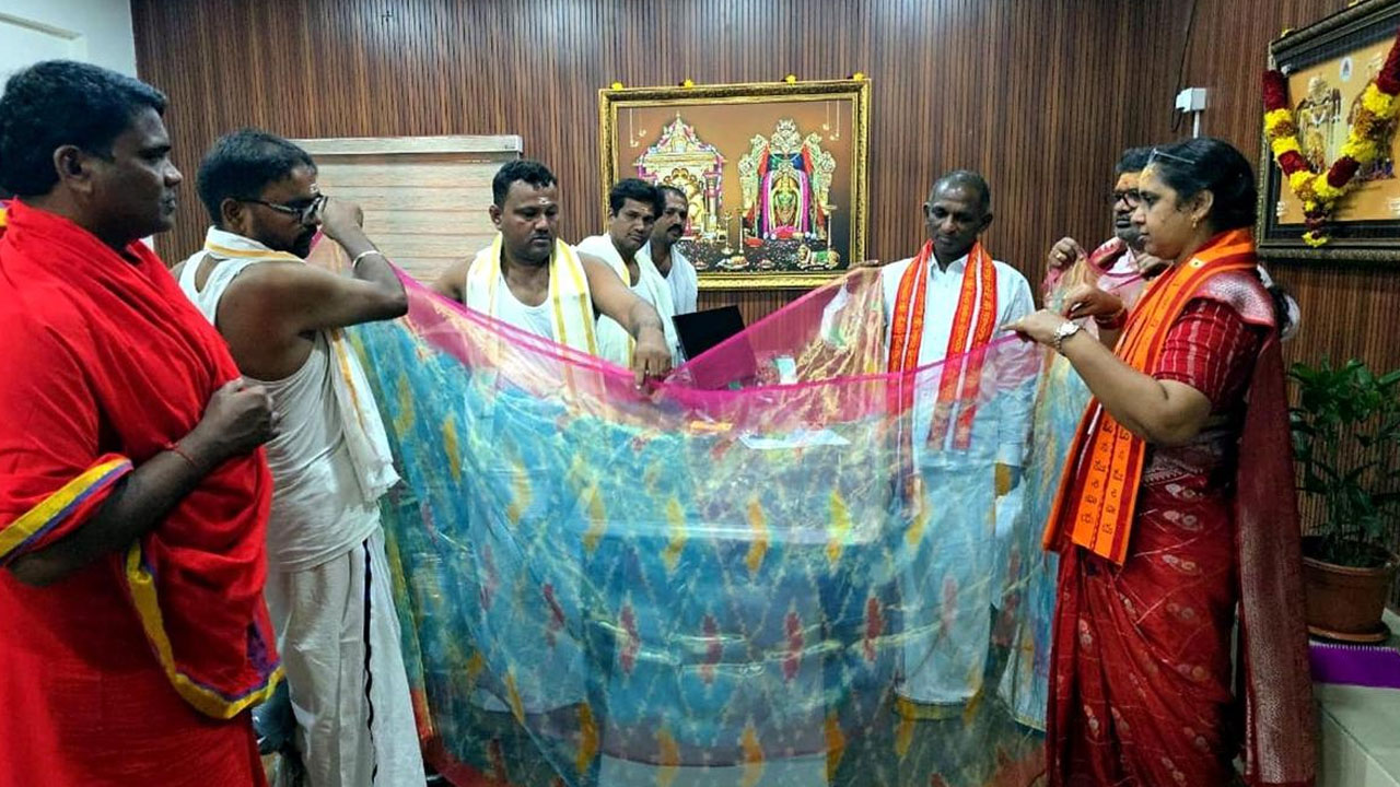 Silk Saree: అగ్గిపెట్ట‌లో ప‌ట్టు చీర‌.. భ్ర‌మ‌రాంబ అమ్మ‌వారికి స‌మ‌ర్పించిన సిరిసిల్ల క‌ళాకారుడు