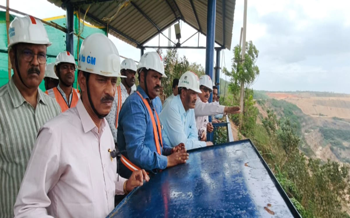 'మొక్కలు నాటడమే కాదు.. సంరక్షణ బాధ్యత తీసుకోవాలి'