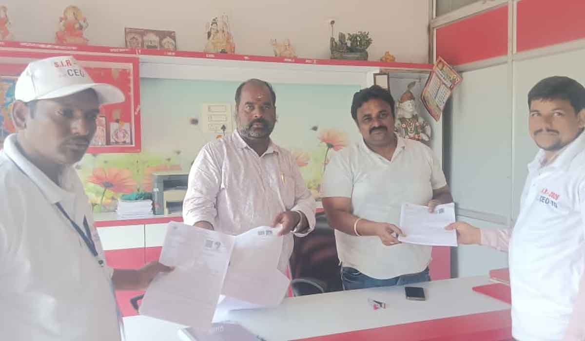 Distribution SIR forms | పిట్లంలో ఇంటింటికీ ఎస్‌ఐఆర్‌ ఫారాల పంపిణీ.. ఓటర్లకు అవగాహన కల్పిస్తున్న బీఎల్‌వోలు