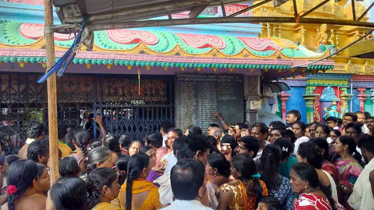 Sircilla | సిరిసిల్ల శ్రీ రాజరాజేశ్వర స్వామి ఆలయంలో రద్దీ.. అభిషేకం కోసం గంటల తరబడి నిరీక్షించిన భక్తులు