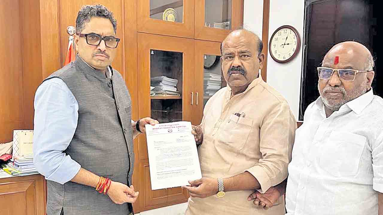 భూ బదిలీపై దర్యాప్తు చేయండి.. సీఎస్‌కు సిరికొండ, జోగు రామన్న వినతి
