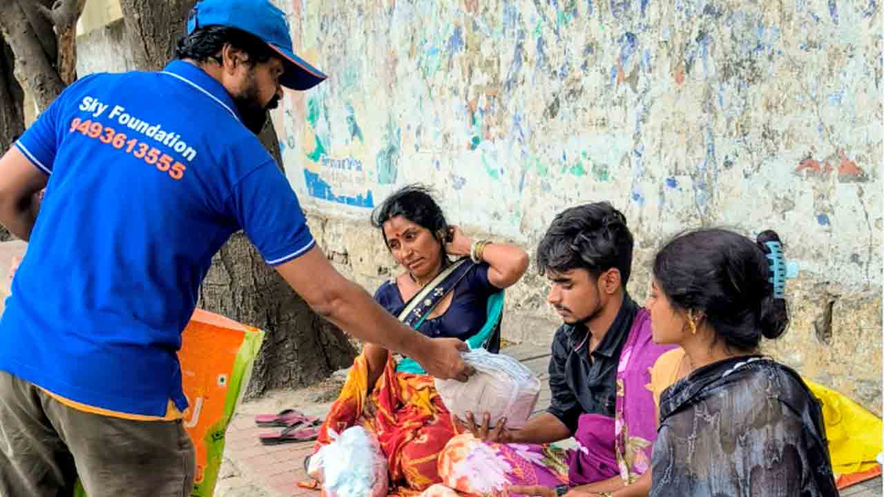 Sky Foundation | స్కై ఫౌండేషన్‌ ఆధ్వర్యంలో అనాధలకు వస్త్రదానం