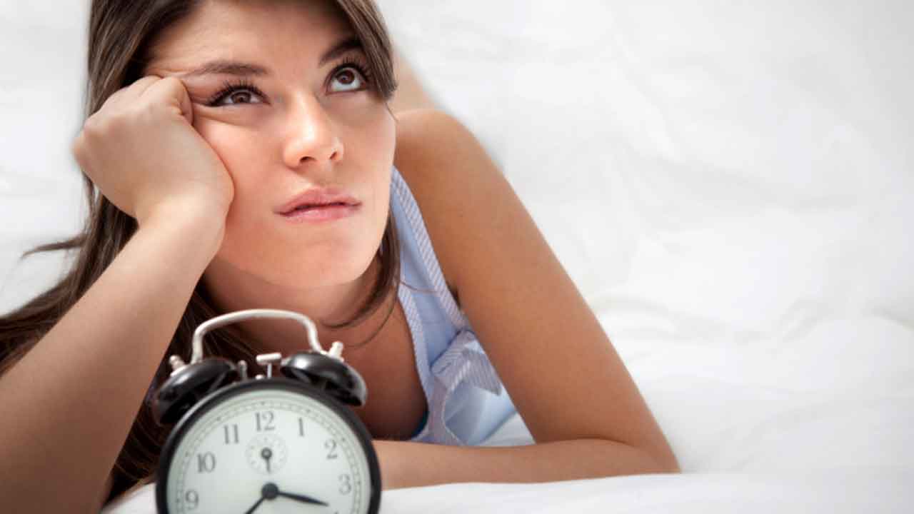 Sleeplessness | నిద్రలేమి స‌మ‌స్య నుంచి బ‌య‌ట ప‌డేందుకు నిపుణులు సూచిస్తున్న మార్గాలు ఇవే.. వీటిని తీసుకుంటే ఎంతో మేలు..