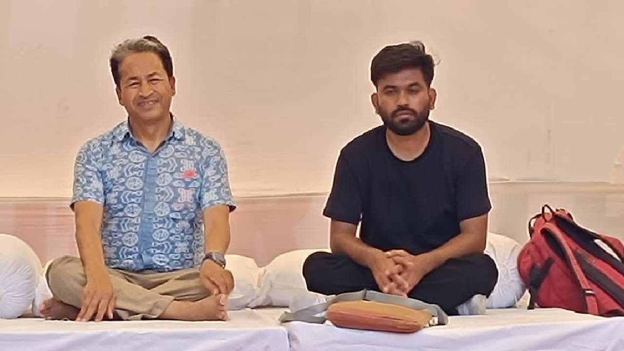 Sonam Wangchuk | సోనమ్ ఆమరణ నిరాహార దీక్ష వేదికపై నూడిల్స్, కచోరి తిన్న అభిజీత్ దీప్కే.. విమర్శలకు సమాధానం