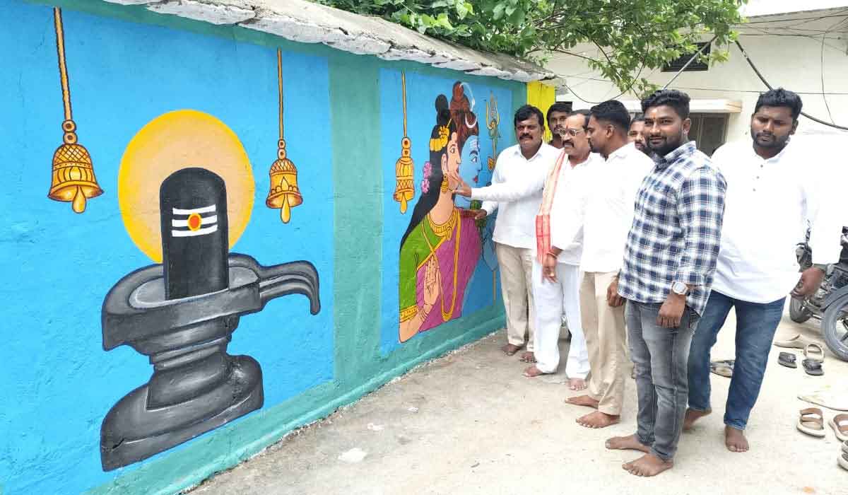 Vemulawada | దేవుడి చిత్రాలతో చెత్తకు చెక్.. వేములవాడలో వినూత్న యత్నం