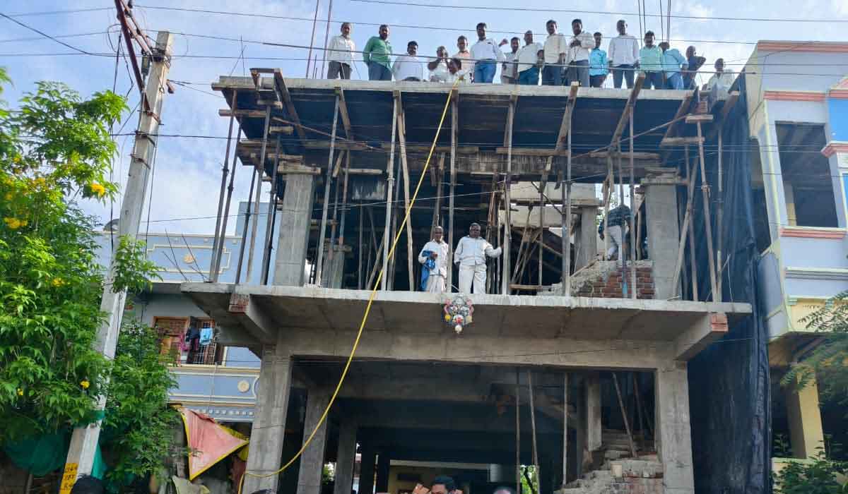 Paddy Scam | ఎమ్మెల్యే చెప్పినా రైతులకు అధికారులు డబ్బులు ఇవ్వడం లేదు.. ధాన్యం కుంభకోణం నిందితుడి ఇంటిపై రైతుల నిరసన