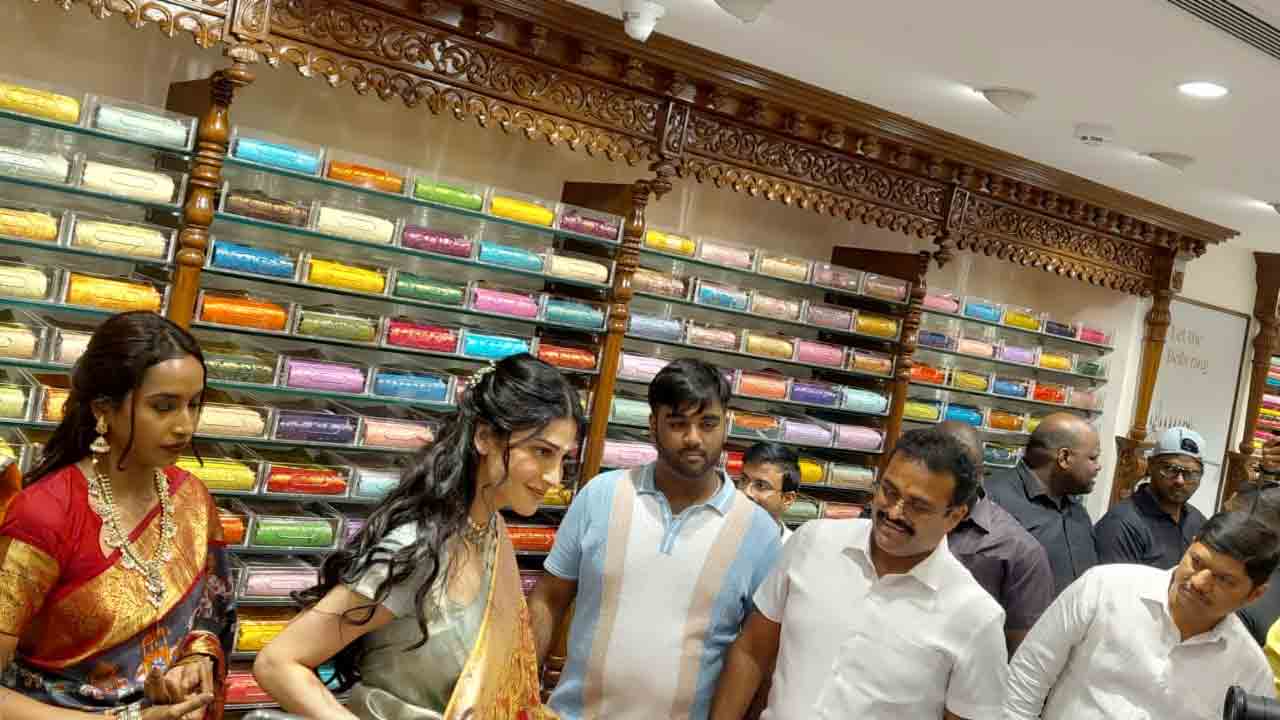 Shruti Haasan | నల్లగండ్లలో శృతి హాసన్ సందడి