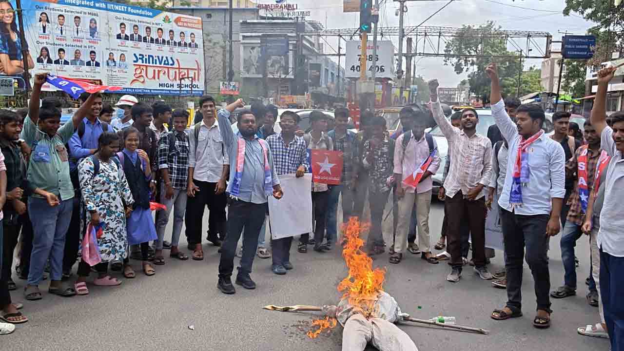 Student unions | సీఎం రేవంత్‌రెడ్డి దిష్టిబొమ్మ దహనం.. విద్యార్థి సంఘాల బంద్‌ విజయవంతం