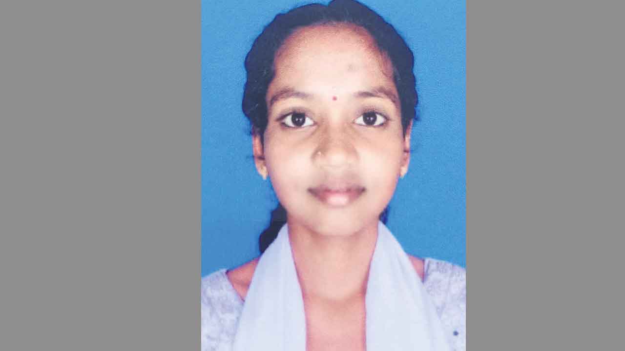 ఎస్సీ హాస్టల్‌లో ఉరేసుకున్న విద్యార్థిని