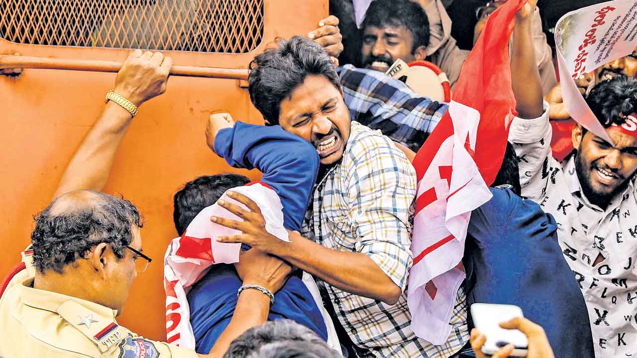 రాహుల్‌ ద్వంద్వనీతి!