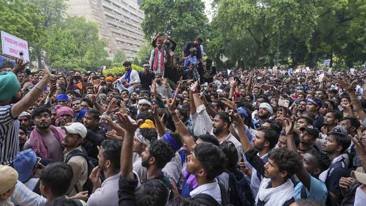 తక్షణం జంతర్‌ మంతర్‌ను ఖాళీ చేయండి