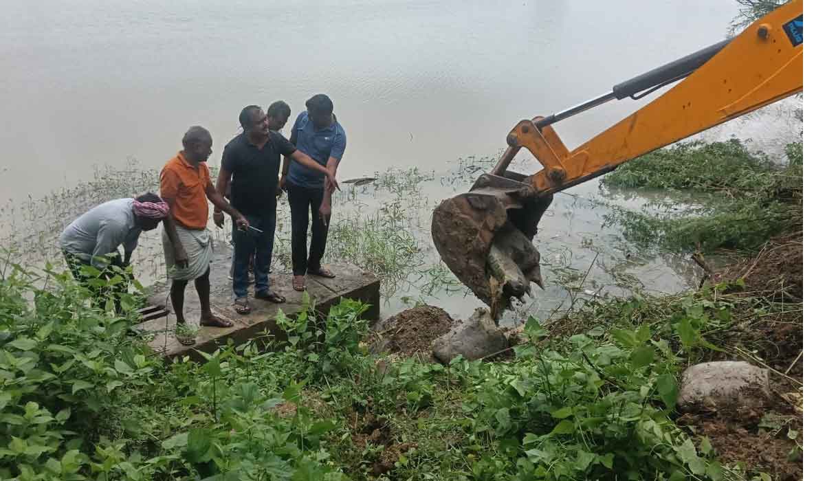 Pothkapalli | పోత్కపల్లి ఊర చెరువుకు బుంగ.. పూడ్చివేసిన స్థానికులు, అధికారులు
