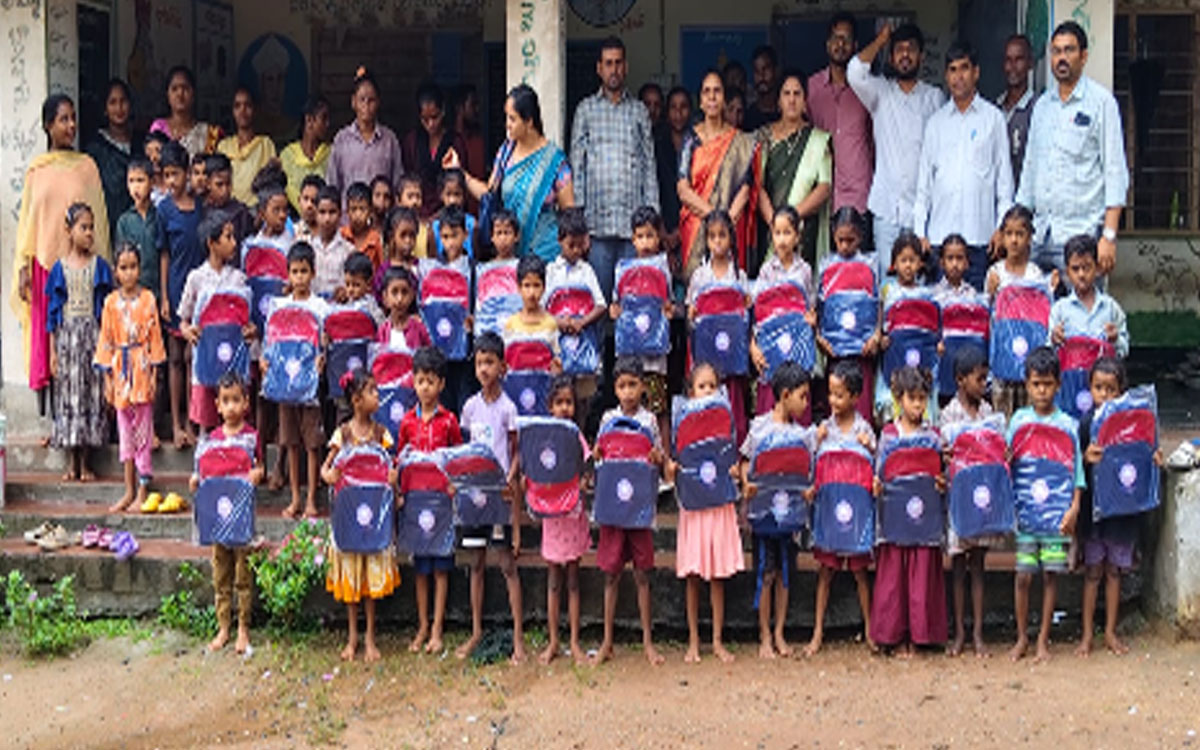 విద్యార్థులకు స్కూల్ బ్యాగులు, నోట్ పుస్తకాలు పంపిణీ