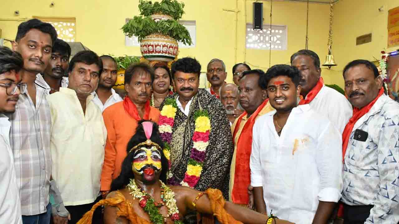 MLA Talasani | మహంకాళి అమ్మవారిని దర్శించుకున్న ఎమ్మెల్యే తలసాని