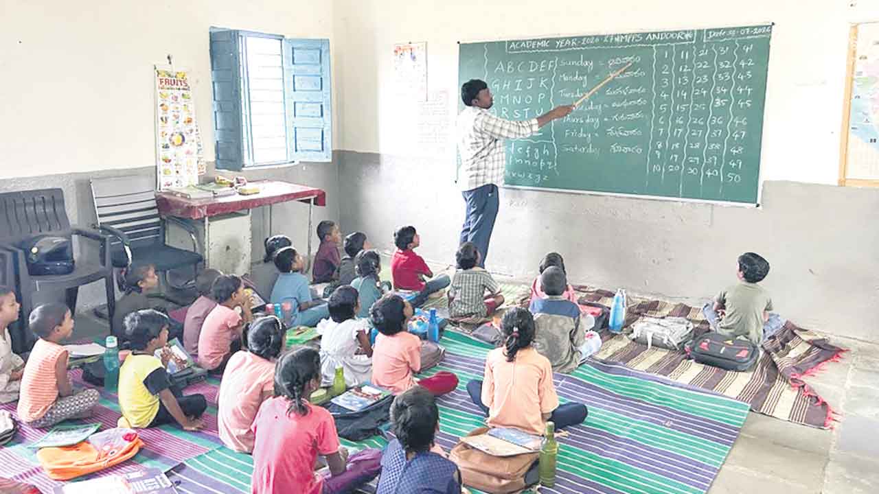 ఐదు తరగతులకు ఒక్కరే..