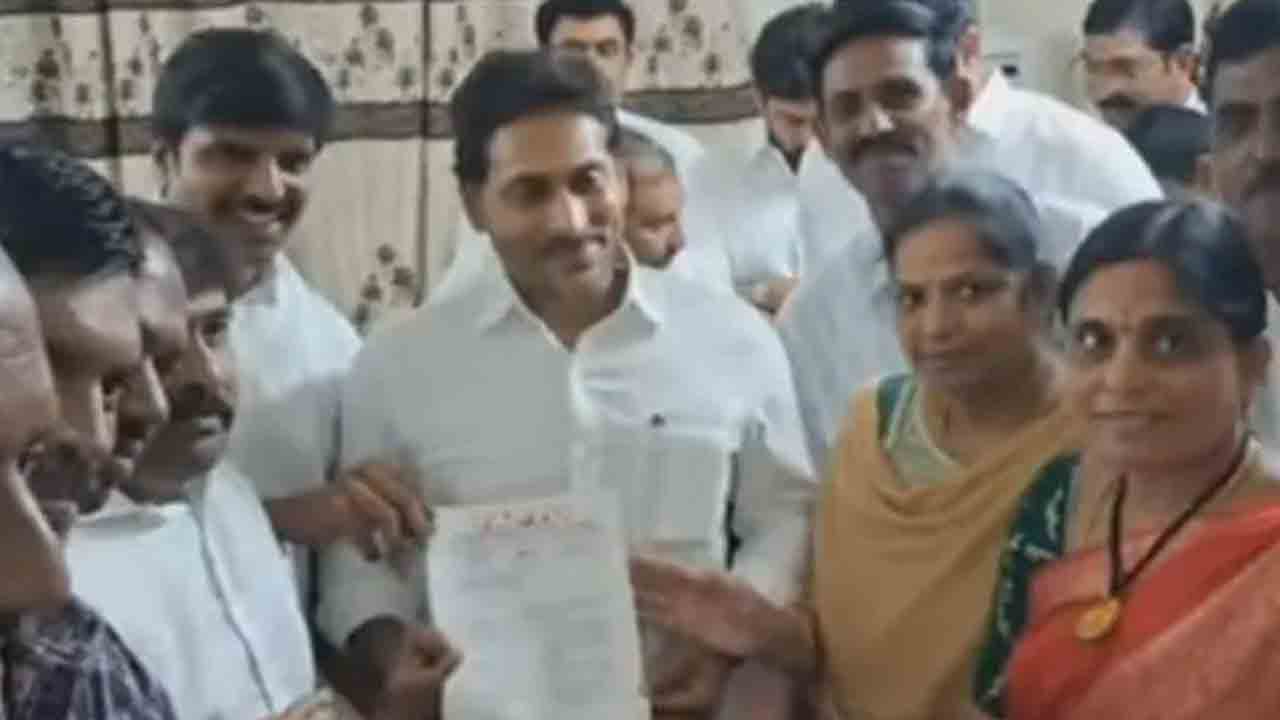 YS Jagan | వైఎస్‌ జగన్‌ను కలిసిన ఉపాధ్యాయ సంఘం నేతలు.. ఆ నిబంధన ఎత్తివేయాలని వినతి