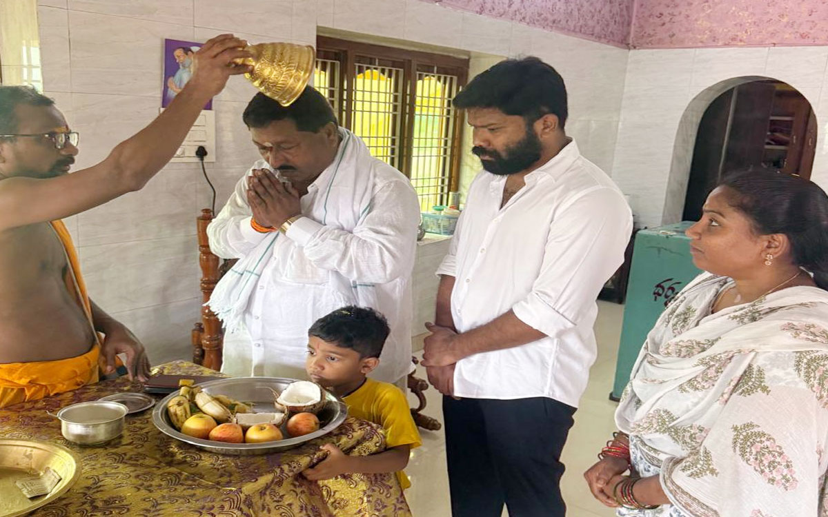 సాయిబాబా ఆల‌యంలో మాజీ ఎమ్మెల్యే తాటి వెంక‌టేశ్వ‌ర్లు పూజ‌లు