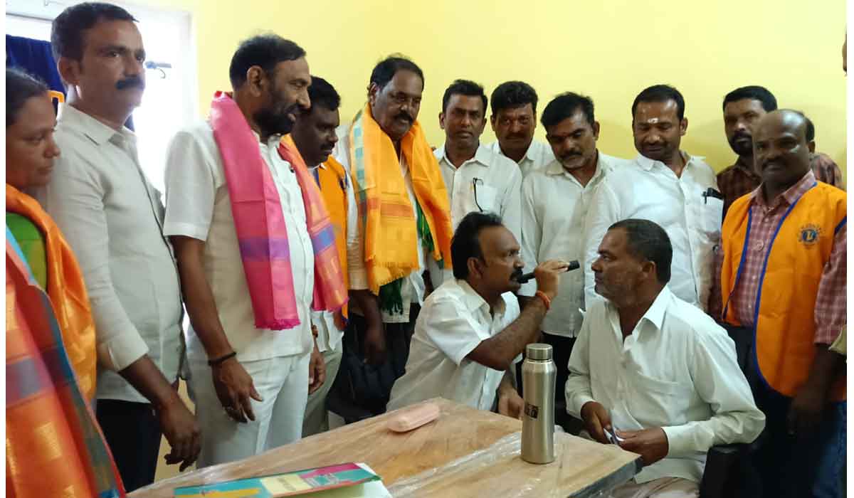 Lions Club | లయన్స్ క్లబ్ ఆధ్వర్యంలో సిరిపూర్‌లో కంటి వైద్య శిబిరం