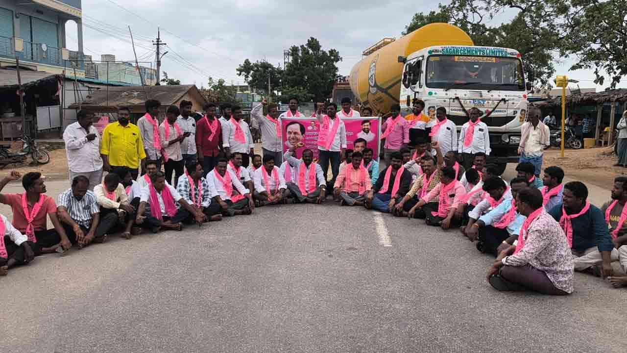 కన్నెపల్లి పంప్‌హౌస్ మోటార్లు ఆన్ చేసి, రైతులను ఆదుకోవాలి.. నాగారం బీఆర్ఎస్ రాస్తారోకో