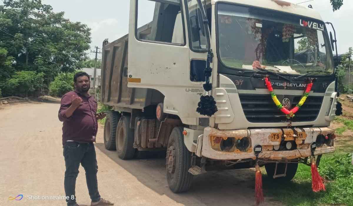 Dharmaram | అక్రమంగా మొరం తరలిస్తున్న ట్రిప్పర్ ను పట్టుకొని రెవెన్యూ సిబ్బందికి అప్పగించిన బీఆర్ఎస్ నాయకులు
