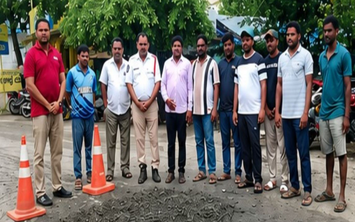 ప్రధాన రహదారిపై గుంతలు పూడ్చిన పట్టణ యువత, పోలీసు సిబ్బంది