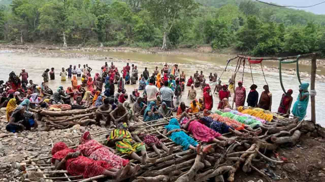 tribals protest | మెడకు ఉరితాళ్లు, చితిపై పడుకుని గిరిజనుల నిరసన.. ఎందుకంటే?