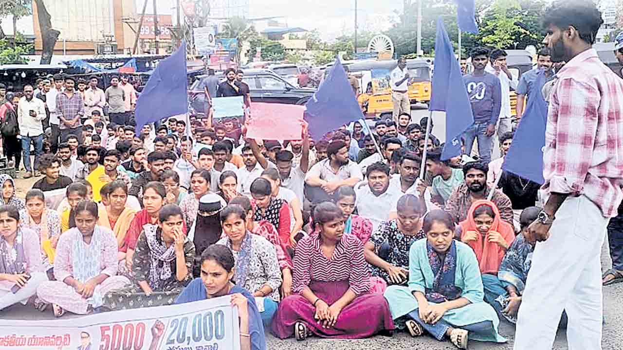 ఉద్యోగ నోటిఫికేషన్లు ఇవ్వాలి.. హనుమకొండలో నిరుద్యోగుల ర్యాలీ