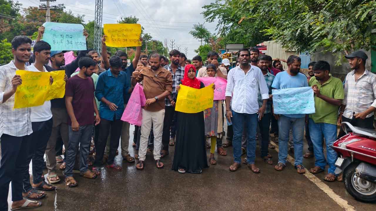 ముసురు వర్షంలో ఉద్యోగాల కోసం