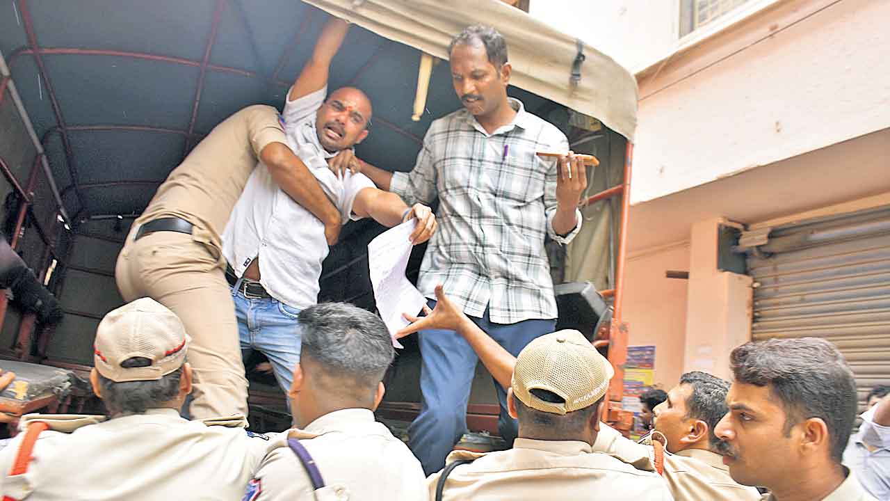 సీఎంపై పోలీస్‌ అభ్యర్థుల ఫైర్‌