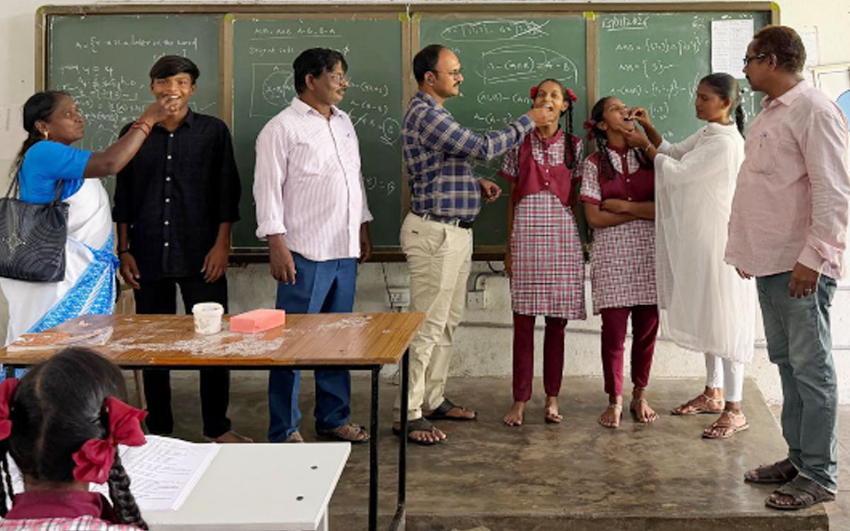 రామవరంలో విద్యార్థుల‌కు ఆల్బెండజోల్ మాత్ర‌ల పంపిణీ