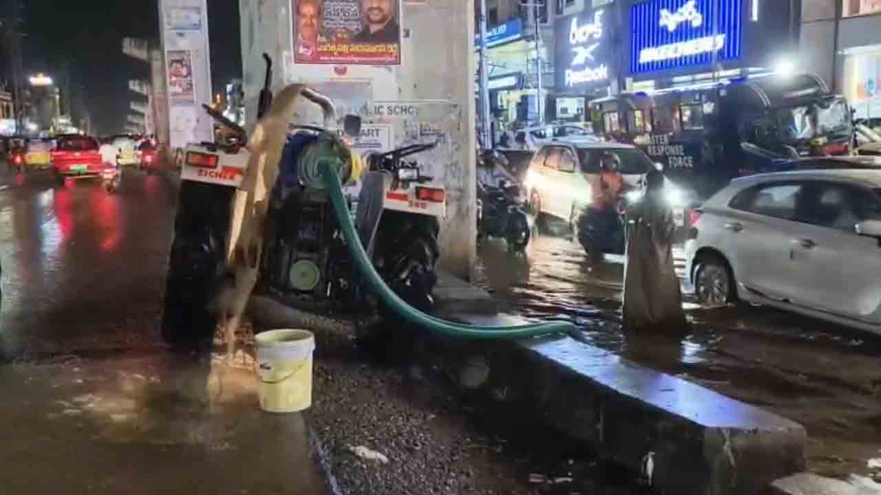 Uppal | ఉప్పల్ రోడ్లపై మోటర్లతో నీళ్లు ఎత్తిపోసిన అధికారులు : వీడియో