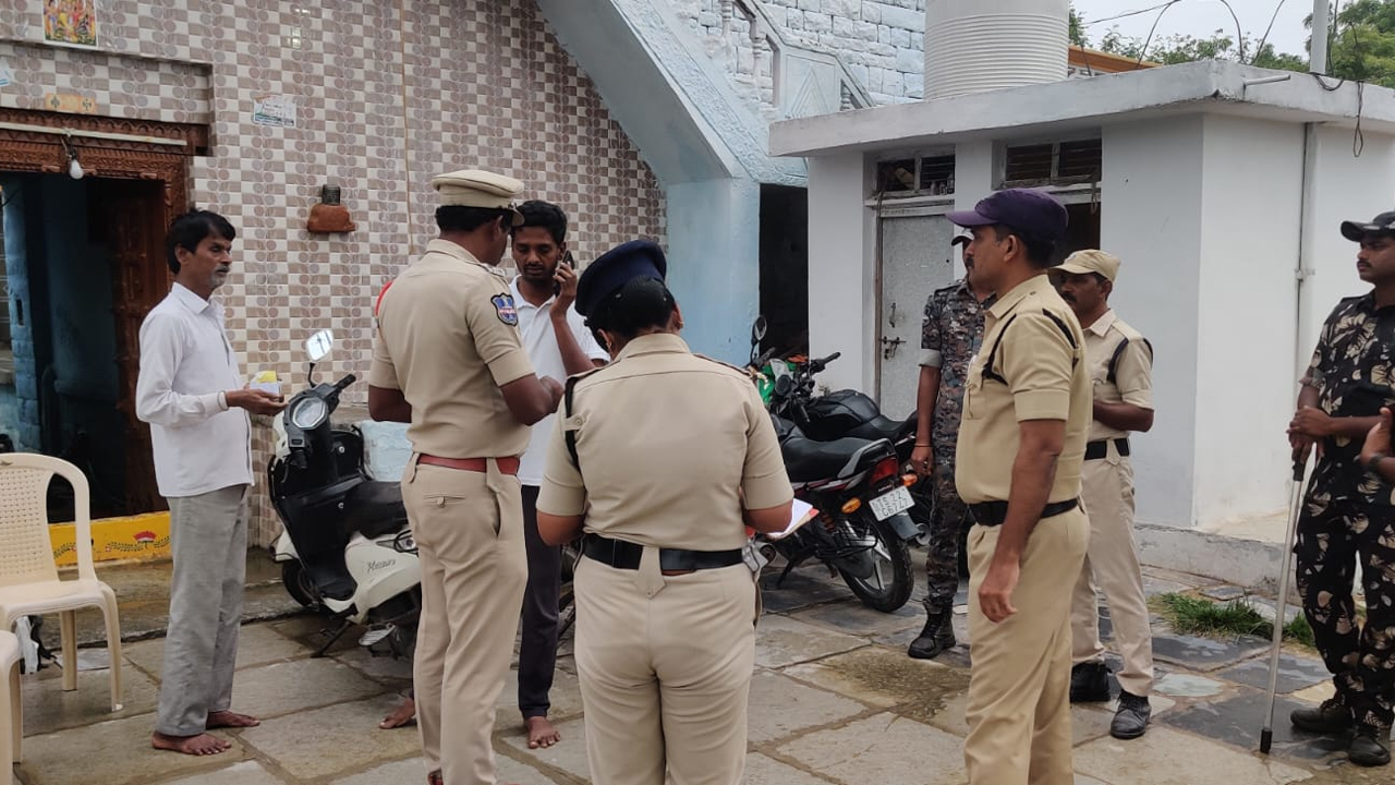 Utkur | ఊట్కూరులో కార్డన్ సెర్చ్.. భారీగా పోలీసుల తనిఖీలు