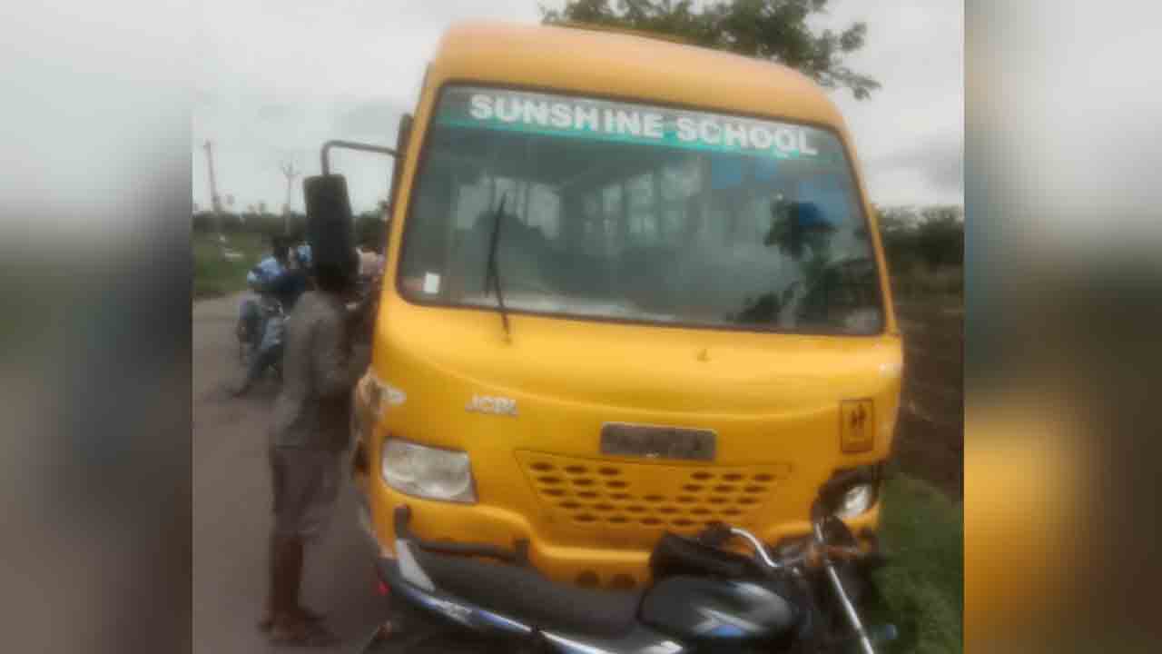 School van | విద్యుత్‌ స్తంభాన్ని ఢీకొట్టిన స్కూల్ వ్యాన్.. పెద్దపల్లి జిల్లాలో ఘటన