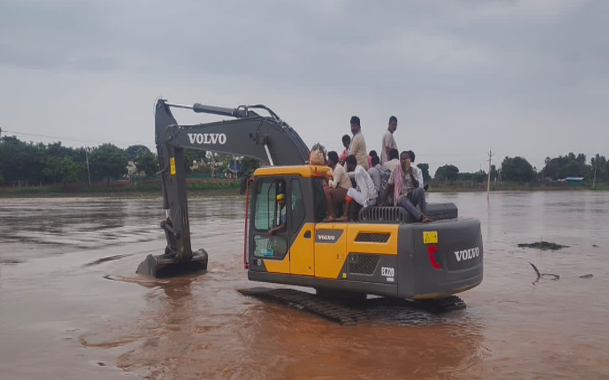 పెరుగుతున్న గోదావరి వరద… వీరాపురం ఇసుక ర్యాంపును చుట్టుముట్టిన నీరు