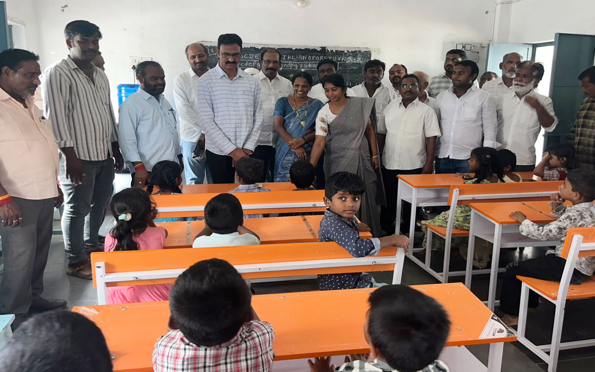 సర్కారు బడికి కౌన్సిలర్ ఉమా దంపతులు బెంచీలు వితరణ
