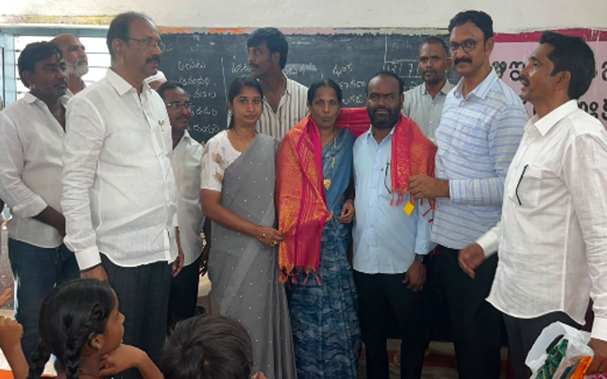 సర్కారు బడికి కౌన్సిలర్ ఉమా దంపతులు బెంచీలు వితరణ