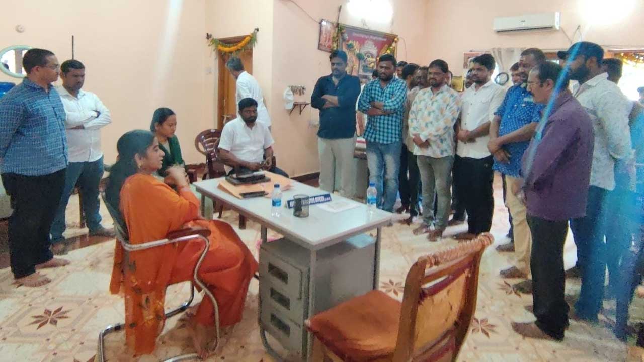 Vemulawada | నమస్తే తెలంగాణ కథనానికి వేములవాడ ఆలయ ఈవో స్పందన.. నాయిబ్రాహ్మణులకు వార్నింగ్‌