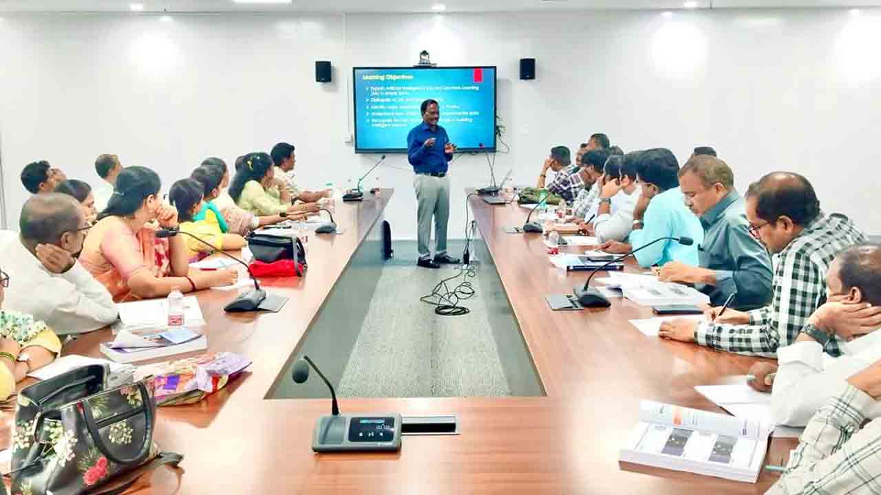 KU | విద్యార్థులను భవిష్యత్‌ సాంకేతికతలకు సిద్ధం చేయాలి : ప్రొఫెసర్‌ వెంకట్రామిరెడ్డి
