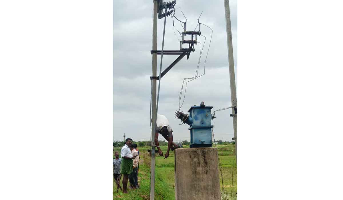 Electric Shock | శాలగుండ్లపల్లిలో ట్రాన్స్‌ఫార్మర్‌ ఫీజు సరిచేస్తూ విద్యుత్‌ షాక్‌తో కౌలు రైతు మృతి