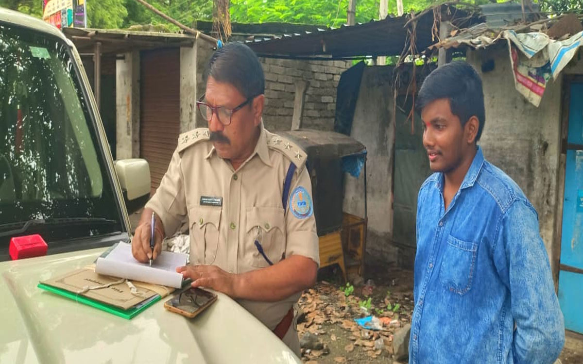 వాహనదారులు నిబంధనలు ఖచ్చితంగా పాటించాలి : భద్రాచలం ఎంవీఐ వెంకటపుల్లయ్య