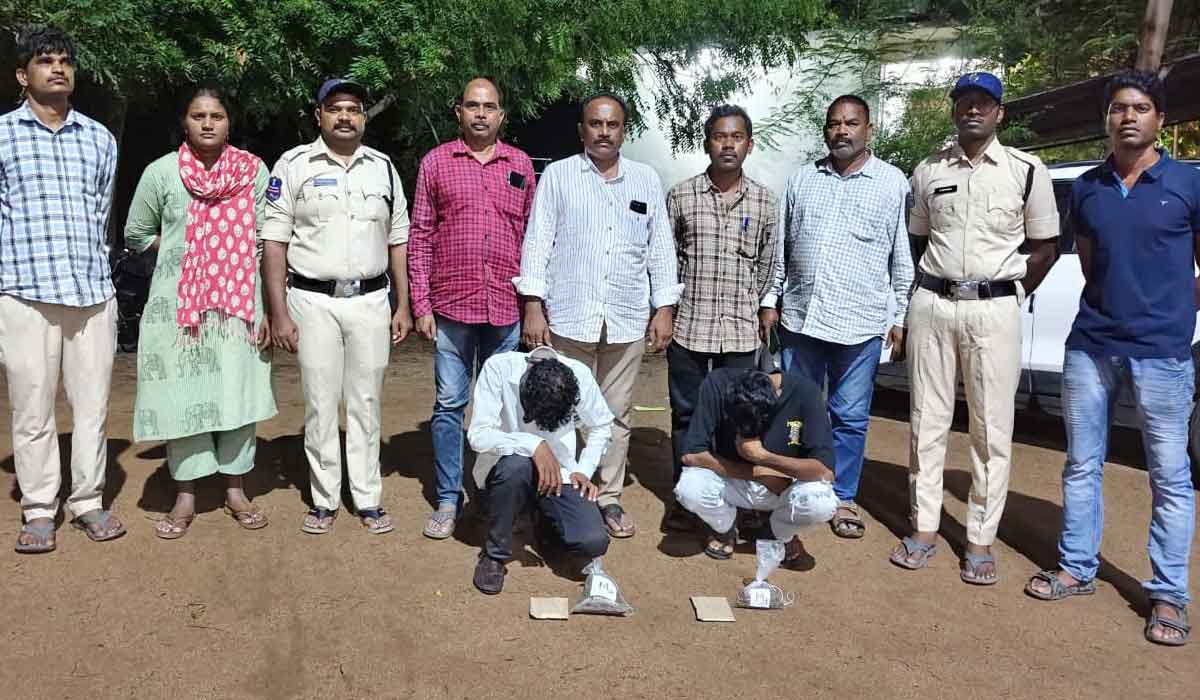 Nizamabad | నిజామాబాద్‌ జిల్లా కేంద్రంలో గంజాయి విక్రేతల అరెస్టు.. ఎక్సైజ్ ఎన్ ఫోర్స్ మెంట్ బృందం దాడులు