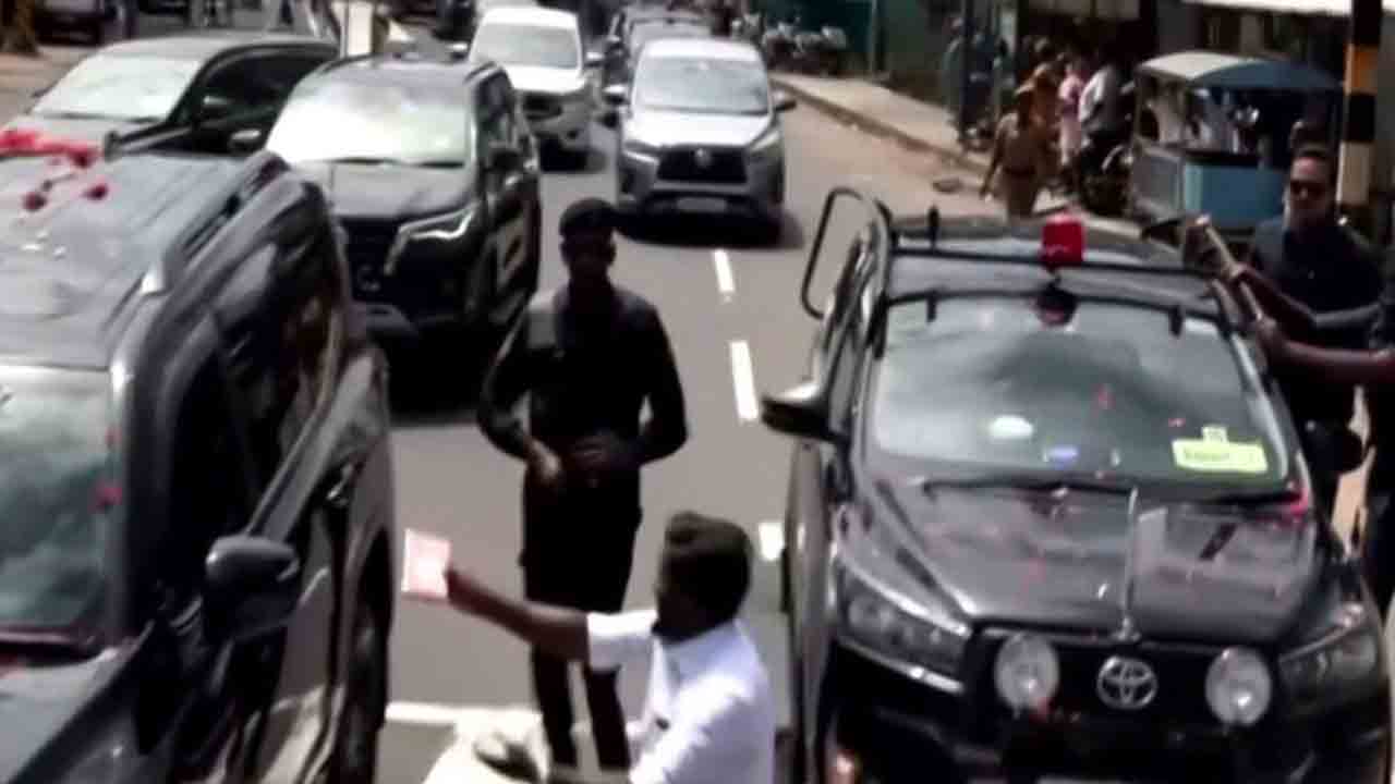 CM Vijay convoy | సీఎం విజయ్ పర్యటనలో భద్రతా లోపం.. కాన్వాయ్‌లోకి దూసుకొచ్చిన వ్యక్తి