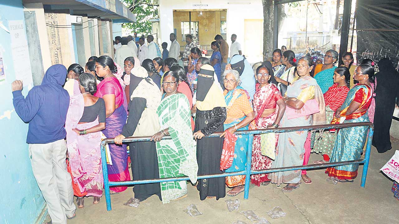 కరువైన స్వచ్ఛత.. దవాఖానలు కిటకిట