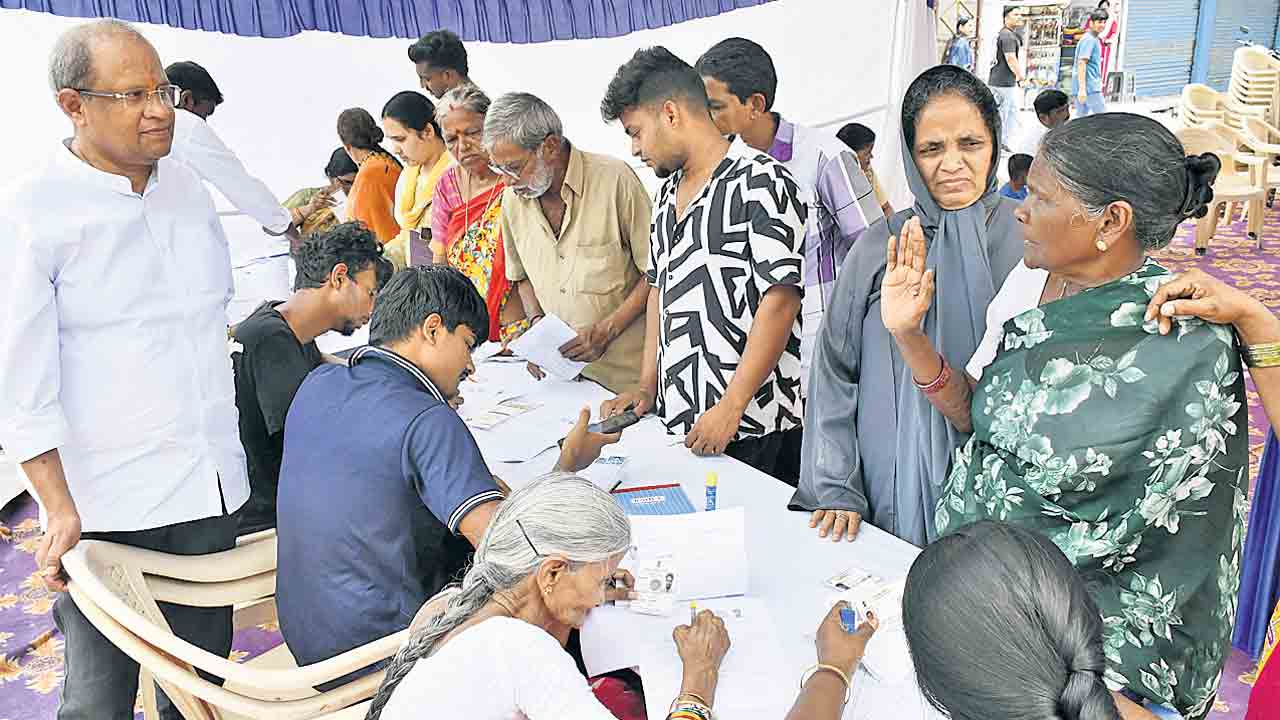 గడపకు చేరని సర్‌!.. పూర్తిగా అందని ఎన్యుమరేషన్‌ పత్రాలు